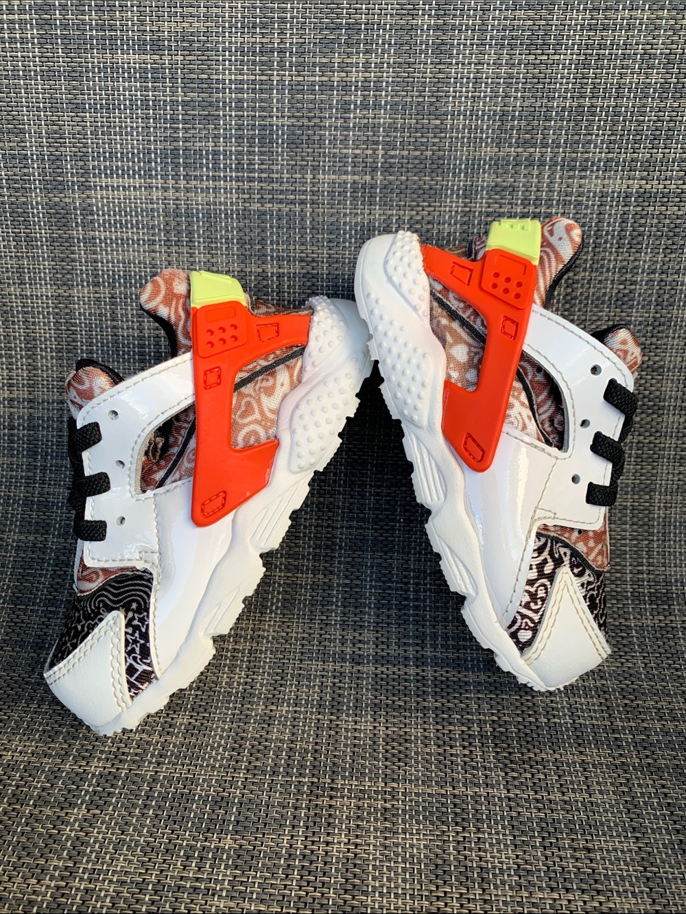 Nike Huarache Run SE "Doodle" sneakers summit white/picante red/black Toddler 7 - Picture 9 of 12